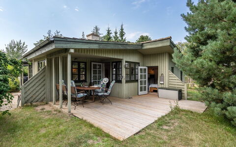 Sini - 300M from the Sea: Tetto, Casa, Casa, Villetta, Porta, Raccordo, Deck, Portico, Plank, Latifoglie