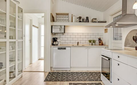 Dierf - 550M from the Sea: Pavimentazione, Interior Design, Cucina, Pavimento, Elettrodomestico Da Cucina, Apparecchio Major, Legna, Soffitto, Cabinetry, Controsoffitto
