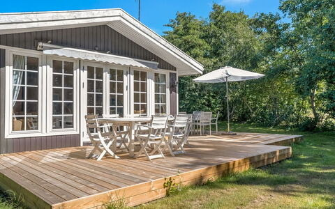 Tineke - 200M from the Sea: Tetto, Casa, Casa, Villetta, Porta, Raccordo, Deck, Portico, Plank, Latifoglie