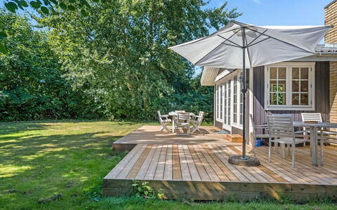 Tineke - 200M from the Sea: Tetto, Casa, Casa, Villetta, Porta, Raccordo, Deck, Portico, Plank, Latifoglie