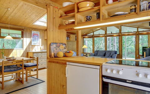 Myrra - 10M from the Sea: Legna, Color Legno, Cucina, Soffitto, Latifoglie, Vernice, Log Cabin, Compensato, Legname, Controsoffitto