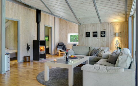 Sida - 600M from the Sea: Legna, Interior Design, Pavimentazione, Soffitto, Pavimento, Camera, Mobilia, Soggiorno, Casa, Pavimento In Legno