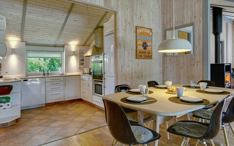 Sida - 600M from the Sea: Interior Design, Legna, Soffitto, Pavimentazione, Lampada, Camera, Pavimento, Illuminazione, Cucina, Mobilia
