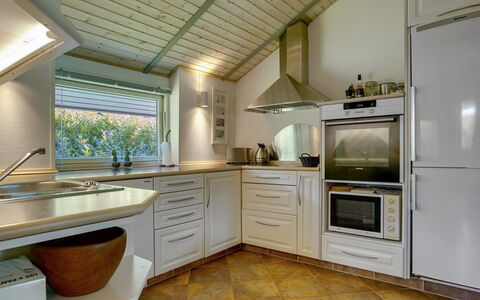 Sida - 600M from the Sea: Cucina, Controsoffitto, Elettrodomestico Da Cucina, Interior Design, Cabinetry, Pavimentazione, Apparecchio Major, Mobilia, Soffitto, Legna
