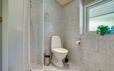 Sida - 600M from the Sea: Pavimentazione, Idraulico Fixture, Pavimento, Toilet Seat, Gabinetto, Interior Design, Bagno, Soffitto, Idraulico, Piastrella