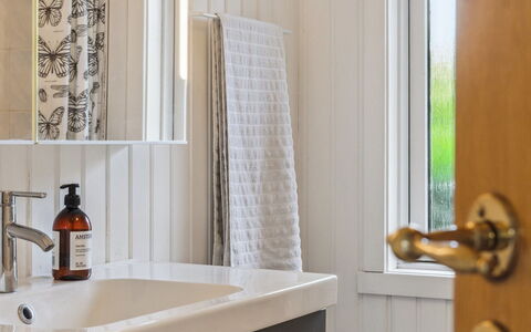 Margit - 10M from the Sea: Idraulico Fixture, Bagno, Interior Design, Lavandino Del Bagno, Lavello, Rubinetto, Pavimentazione, Idraulico, Mobiletto Del Bagno, Pavimento