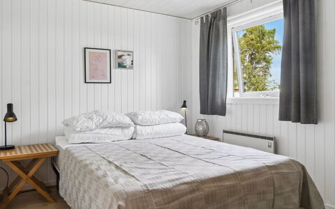 Margit - 10M from the Sea: Legna, Camera Da Letto, Lenzuolo, Letto, Interior Design, Pavimentazione, Bedding, Pavimento, Biancheria, Soffitto