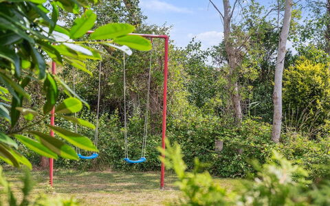 Margit - 10M from the Sea: Natura, Vegetazione, Primavera, Giardino, Prato, Shade, Parco, Giungla, Attrezzatura Giochi All'Aperto, Backyard