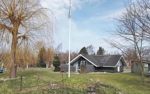 Roderich - 400M from the Sea: Tetto, Casa, Casa, Villetta, Raccordo, Estate, Driveway, Edifici Giardino, Cortile, Capannone