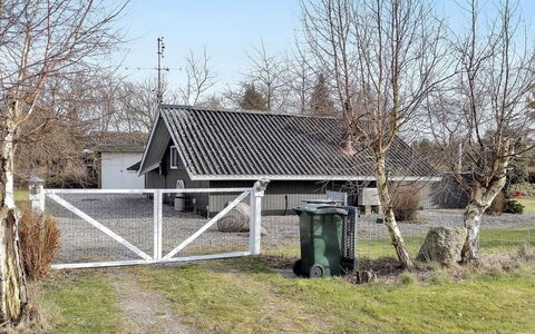 Roderich - 400M from the Sea: Tetto, Casa, Casa, Villetta, Raccordo, Estate, Driveway, Edifici Giardino, Cortile, Capannone