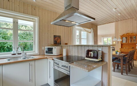 Aldis - 300M from the Sea: Cucina, Pavimentazione, Elettrodomestico Da Cucina, Legna, Controsoffitto, Interior Design, Pavimento, Soffitto, Apparecchio Major, Cabinetry