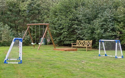 Aldis - 300M from the Sea: Attrezzatura Giochi All'Aperto, Lotto, Giardino, Prato, Terreno Di Gioco, Tempo Libero, Parco, Shade, Landscaping, Cortile