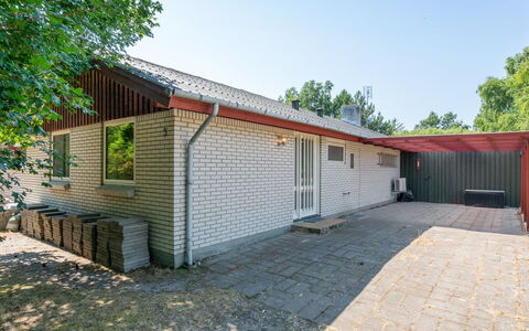 Sitta - 400M from the Sea: Zona Residenziale, Tetto, Sobborgo, Driveway, Estate, Camino