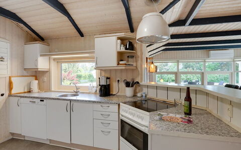 Bruno - 200M from the Sea: Tetto, Casa, Casa, Villetta, Porta, Raccordo, Deck, Portico, Plank, Latifoglie