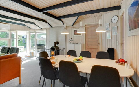 Bruno - 200M from the Sea: Tetto, Casa, Casa, Villetta, Porta, Raccordo, Deck, Portico, Plank, Latifoglie