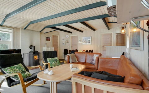 Bruno - 200M from the Sea: Tetto, Casa, Casa, Villetta, Porta, Raccordo, Deck, Portico, Plank, Latifoglie