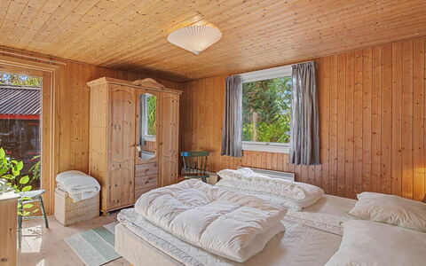 Kaarina - 550M from the Sea: Legna, Camera Da Letto, Mobilia, Interior Design, Letto, Soffitto, Casa, Pavimento, Camera, Lenzuolo