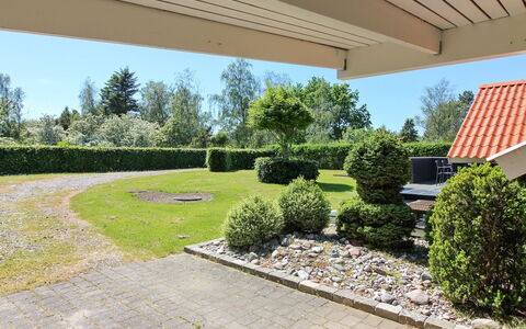 Gretta - 400M from the Sea: Casa, Arbusto, Zona Residenziale, Casa, Giardino, Tetto, Shade, Groundcover, Estate