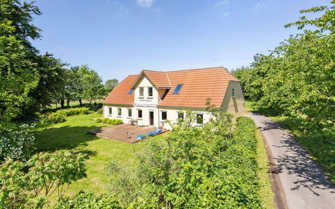 Rouwen - 1Km from the Sea: Tetto, Casa, Casa, Villetta, Porta, Raccordo, Deck, Portico, Plank, Latifoglie