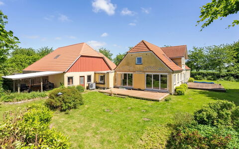 Rouwen - 1Km from the Sea: Tetto, Casa, Casa, Villetta, Porta, Raccordo, Deck, Portico, Plank, Latifoglie