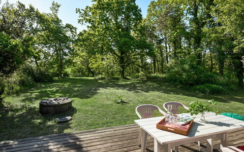 Norwin - 250M from the Sea: Blu, Arbusto, Villetta, Groundcover, Giardino, Estate, Shade, Landscaping, Agriturismo, Eco Hotel