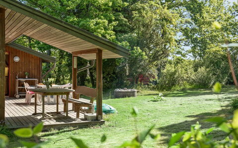 Norwin - 250M from the Sea: Blu, Arbusto, Villetta, Groundcover, Giardino, Estate, Shade, Landscaping, Agriturismo, Eco Hotel