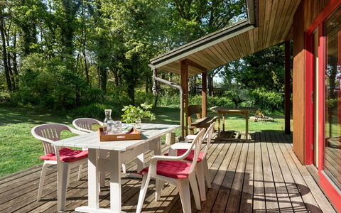 Norwin - 250M from the Sea: Blu, Arbusto, Villetta, Groundcover, Giardino, Estate, Shade, Landscaping, Agriturismo, Eco Hotel