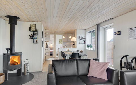 Gisl - 400M from the Sea: Legna, Mobilia, Soffitto, Interior Design, Pavimentazione, Pavimento, Soggiorno, Casa, Camera, Divano
