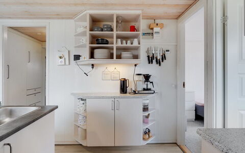 Gisl - 400M from the Sea: Cucina, Elettrodomestico Da Cucina, Controsoffitto, Mobilia, Interior Design, Cabinetry, Pavimentazione, Legna, Apparecchio Major, Soffitto