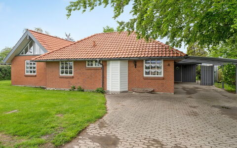 Radojka - 75M from the Sea: Tetto, Casa, Lotto, Casa, Villetta, Estate, Edifici Giardino, Shade, Log Cabin, Landscaping