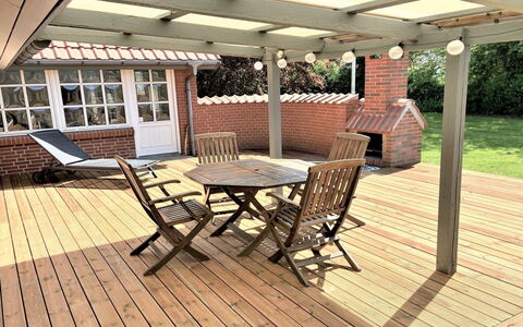 Radojka - 75M from the Sea: Tetto, Casa, Lotto, Casa, Villetta, Estate, Edifici Giardino, Shade, Log Cabin, Landscaping