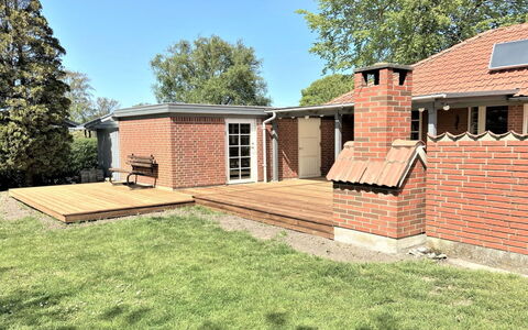 Radojka - 75M from the Sea: Tetto, Casa, Lotto, Casa, Villetta, Estate, Edifici Giardino, Shade, Log Cabin, Landscaping