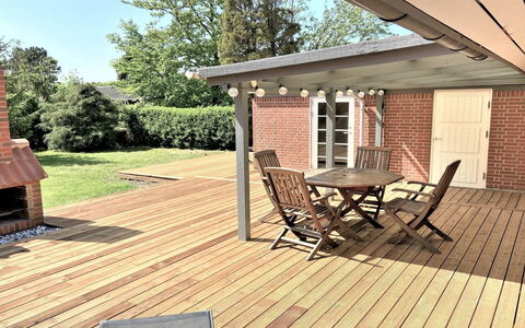 Radojka - 75M from the Sea: Tetto, Casa, Lotto, Casa, Villetta, Estate, Edifici Giardino, Shade, Log Cabin, Landscaping