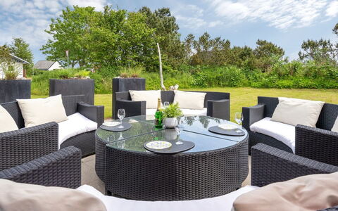 Biorn - 70M from the Sea: Blu, Arbusto, Villetta, Groundcover, Giardino, Estate, Shade, Landscaping, Agriturismo, Eco Hotel
