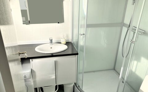 Vincent - 10M from the Sea: Bagno, Idraulico Fixture, Lavandino Del Bagno, Interior Design, Lavello, Pavimentazione, Pavimento, Gabinetto, Idraulico, Rubinetto