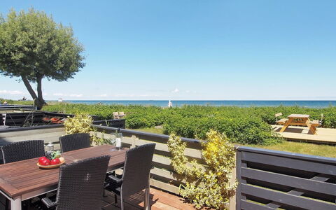 Vincent - 10M from the Sea: Mobilia, Mobili Da Esterno, Mare, Tavolo, Tavolo Esterno, Costiera E Morfologie Oceanic, Shade, Oceano, Costa, Sedia