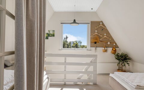 Vincent - 10M from the Sea: Parete, Interior Design, Legna, Mobilia, Soffitto, Pavimento, Pavimentazione, Camera Da Letto, Letto, Illuminazione