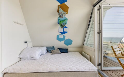 Vincent - 10M from the Sea: Pavimentazione, Legna, Pavimento, Interior Design, Camera Da Letto, Biancheria, Mobilia, Camera, Letto, Pavimento In Legno
