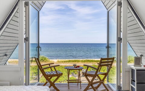 Vincent - 10M from the Sea: Legna, Latifoglie, Deck, Shade, Sedia, Color Legno, Oceano, Plank, Mobili Da Esterno, Eco Hotel