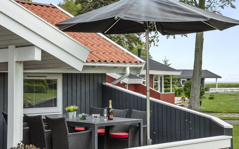 Barth - 150M from the Sea: Tetto, Casa, Lotto, Casa, Villetta, Estate, Edifici Giardino, Shade, Log Cabin, Landscaping