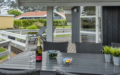 Barth - 150M from the Sea: Tetto, Casa, Lotto, Casa, Villetta, Estate, Edifici Giardino, Shade, Log Cabin, Landscaping