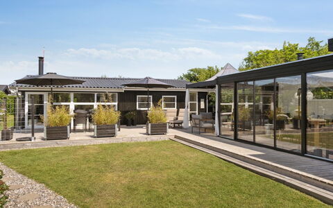 Helmina - 125M from the Sea: Tetto, Casa, Lotto, Casa, Villetta, Estate, Edifici Giardino, Shade, Log Cabin, Landscaping