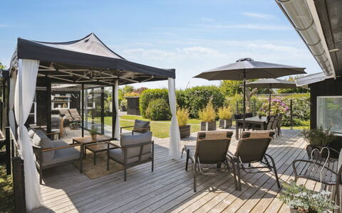 Helmina - 125M from the Sea: Tetto, Casa, Lotto, Casa, Villetta, Estate, Edifici Giardino, Shade, Log Cabin, Landscaping