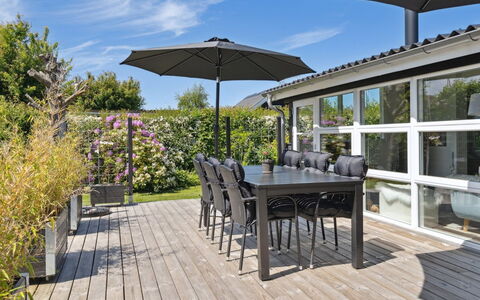 Helmina - 125M from the Sea: Tetto, Casa, Lotto, Casa, Villetta, Estate, Edifici Giardino, Shade, Log Cabin, Landscaping