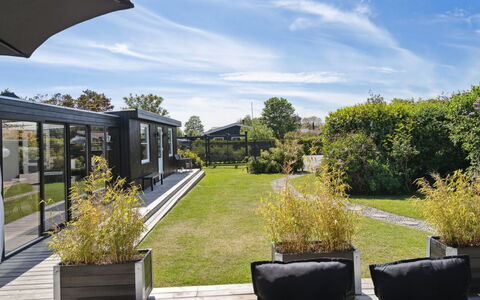 Helmina - 125M from the Sea: Tetto, Casa, Lotto, Casa, Villetta, Estate, Edifici Giardino, Shade, Log Cabin, Landscaping