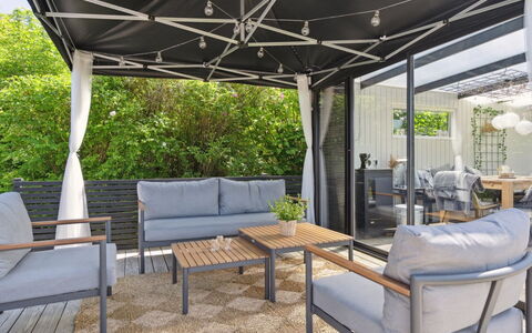 Helmina - 125M from the Sea: Tetto, Casa, Lotto, Casa, Villetta, Estate, Edifici Giardino, Shade, Log Cabin, Landscaping