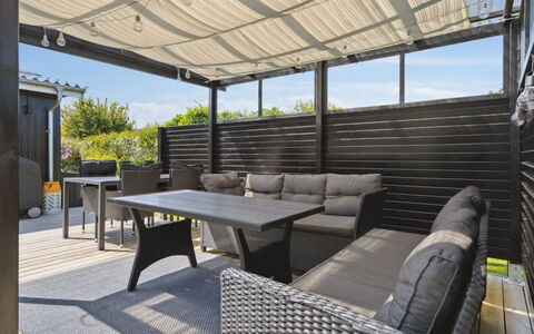 Helmina - 125M from the Sea: Tetto, Casa, Lotto, Casa, Villetta, Estate, Edifici Giardino, Shade, Log Cabin, Landscaping