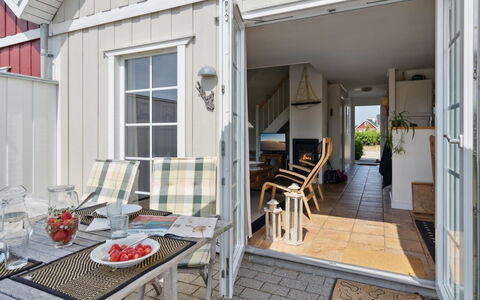 Daniela - 300M from the Sea: Zona Residenziale, Tetto, Sobborgo, Driveway, Estate, Camino