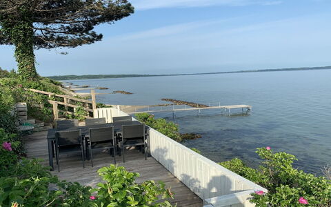 Amia - 20M from the Sea: Mobilia, Interior Design, Sedia, Pavimentazione, Tavolo, Ricorrere, Pavimento, Soffitto, Camera, Eco Hotel