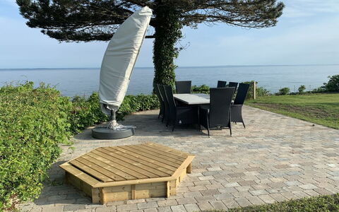 Amia - 20M from the Sea: Mobilia, Interior Design, Sedia, Pavimentazione, Tavolo, Ricorrere, Pavimento, Soffitto, Camera, Eco Hotel